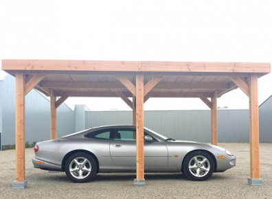 Des ossatures en bois Douglas avec bardages pour en faire des garages pour voiture